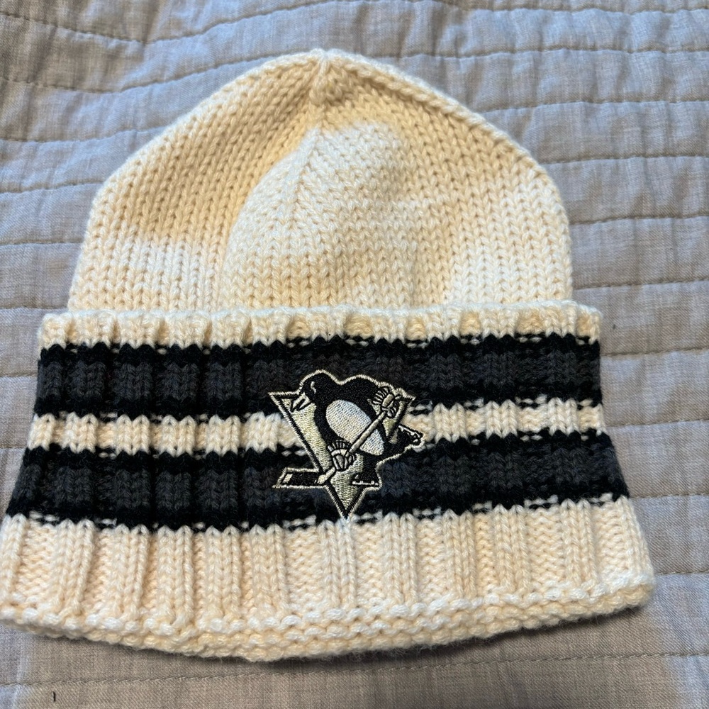NWOT Pittsburgh Penguins Cream and Black Knit Beanie - Picture 1 of 1